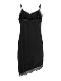 Czarna sukienka satynowa na ramiączkach z koronkowym wykończeniem na dekolcie, dolnym brzegu i asymetrycznym dolnym rogu, z cienkimi, regulowanymi ramiączkami.