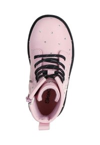 Zapatilla sintética rosa con detalles en negro, diseño con cordones y adornos de pedrería en la parte superior. Cuenta con cierre de cremallera y cuello acolchado.