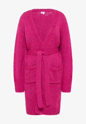 Cárdigan rosa de punto con escote en V, mangas largas, dos bolsillos frontales y un cinturón a juego en la cintura. Apariencia texturizada y acogedora.