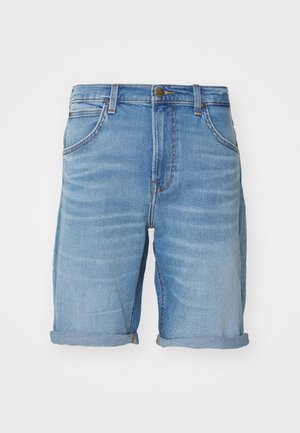 Világoskék farmer rövidnadrág, laza fazonnal, feltekert szegéllyel, elülső zsebekkel és klasszikus, öt zsebes dizájnnal, kontrasztos varrással.