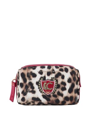 Bolsa de cosméticos rectangular con estampado de leopardo, cremallera roja y escudo bordado en rojo y dorado con la inscripción "LC Since 1981" en el frente.