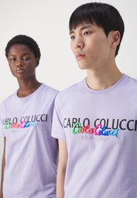 Carlo Colucci PRIDE UNISEX - Apdrukāts T-krekls - lilac