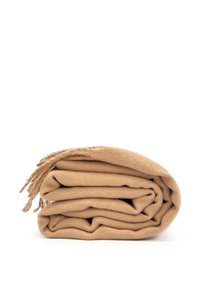 Coperta lavorata a maglia di un marrone chiaro, arrotolata con bordi frangiati. Texture morbida e forma rettangolare, con una superficie liscia e uniforme.