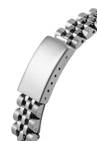 Montre en acier inoxydable avec un boîtier courbé et un bracelet à maillons. La surface est brossée et comporte une boucle avec des trous d'ajustement.