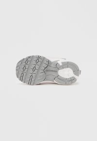 Γκρι και λευκή σόλα αθλητικού παπουτσιού με υφή πέλματος και το λογότυπο «new balance» στο κέντρο του κάτω μέρους.