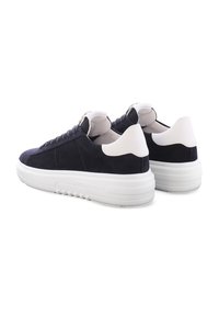 Marineblaue Wildleder-Sneaker mit weißen Akzenten. Abgerundete Zehenpartie, dicke weiße Sohle und flache Schnürsenkel. Verfügt über einen gepolsterten Fersenkragen und ein logodetail.