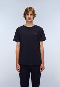 Zwarte katoenen T-shirt met een ronde hals en korte mouwen, voorzien van een klein rood en wit geborduurd logo op de borst.