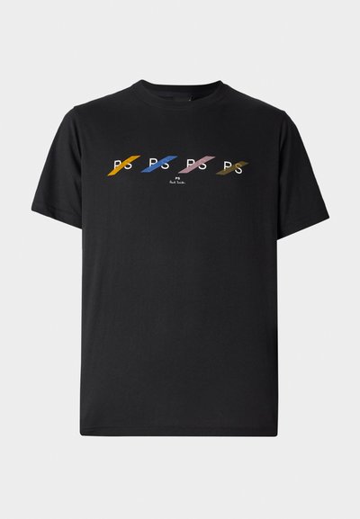 Černé bavlněné tričko s barevným potiskem, na kterém jsou písmena "P" a "S" v žluté, modré, růžové a zelené barvě, umístěná na středu hrudi.