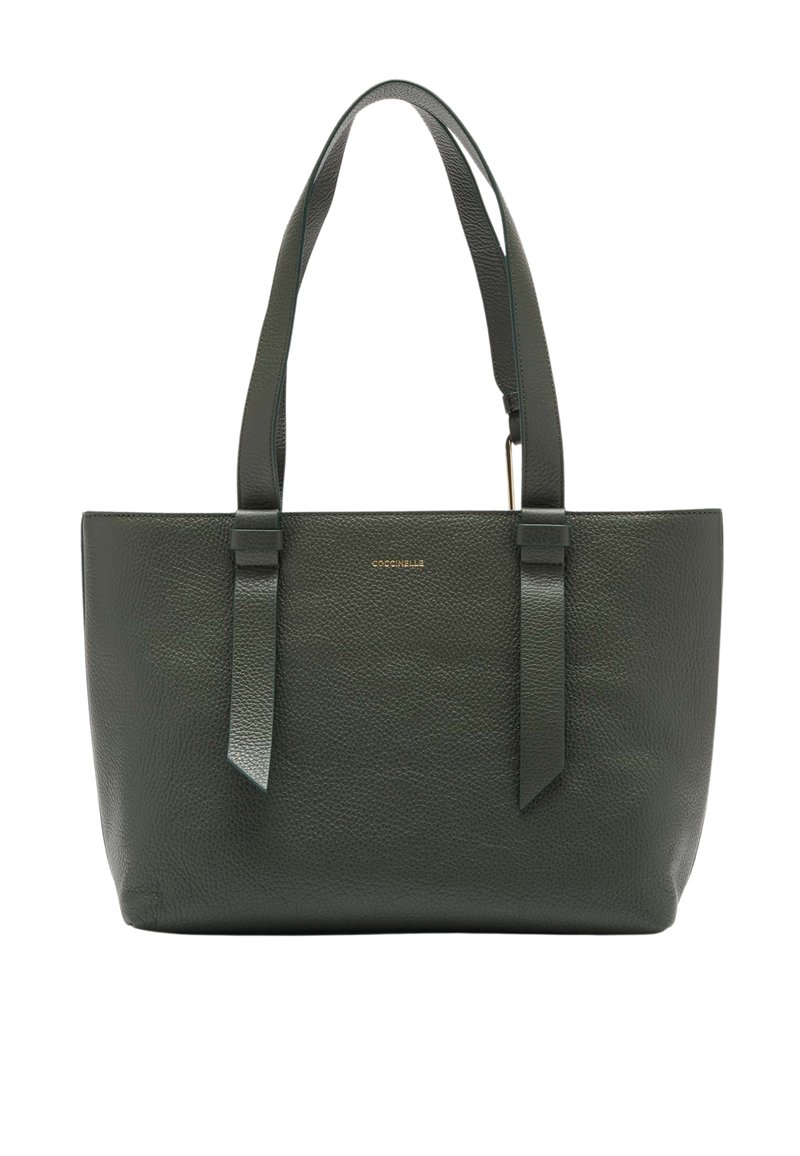 Borsa a spalla in pelle verde con una finitura testurizzata, dotata di due manici piatti, design minimalista e un branding sottile sulla parte anteriore.