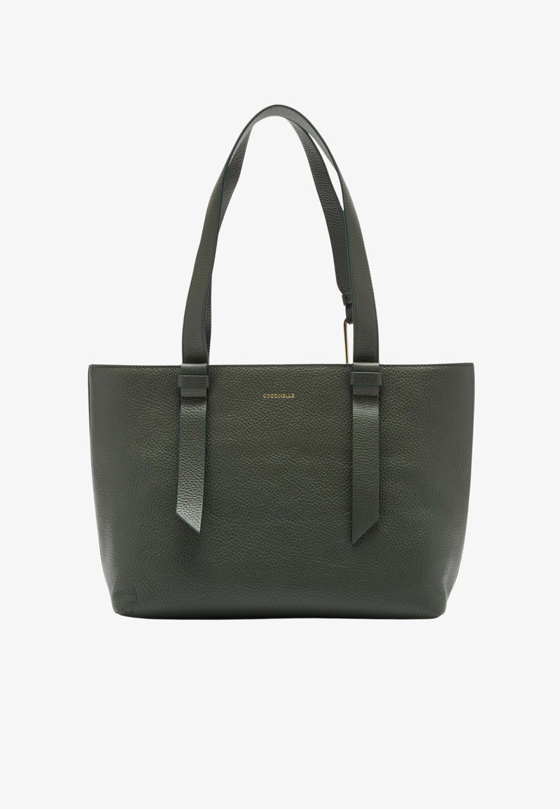 Borsa a spalla in pelle verde con una finitura testurizzata, dotata di due manici piatti, design minimalista e un branding sottile sulla parte anteriore.