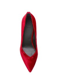 Escarpin à talons hauts en velours rouge avec un bout pointu, une texture lisse et un intérieur noir présentant le logo de la marque embossé sur la semelle intérieure.
