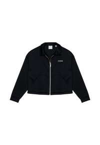 Giacca nera tagliata realizzata in tessuto liscio. Presenta una chiusura con zip, due tasche frontali e il logo 'GUESS' in oro sul lato sinistro.