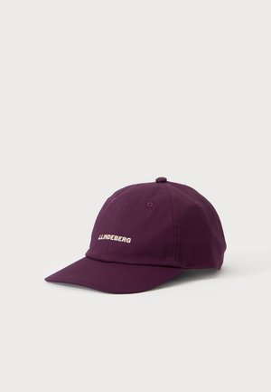 Casquette de baseball violet foncé avec une visière incurvée et un petit logo texte clair au centre avant indiquant "J.LINDEBERG" sur un fond clair uni.