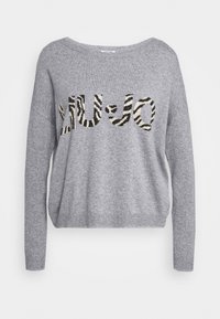 Szary sweter o luźnym kroju, szerokim dekolcie i wyraźnym teksturowanym logo „JUJO” w czarno-białe paski zebry.