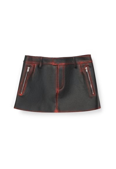 Minigonna in similpelle nera con due tasche verticali con cerniera e passanti per cintura, con sottili dettagli rossi lungo le cuciture.