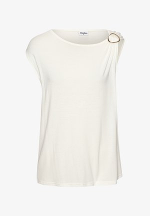 Witte top met een schouderaccent en zwarte wijde broek met zijzakken en een grote metalen cirkelriem. Sandalen met bruine bandjes.