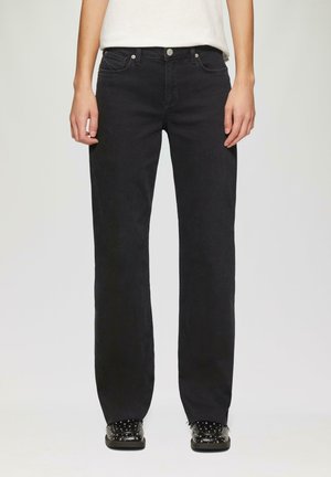 Jeans noirs à jambe droite en denim, présentant un design classique à cinq poches, des coutures discrètes et des garnitures en métal argenté à la taille.