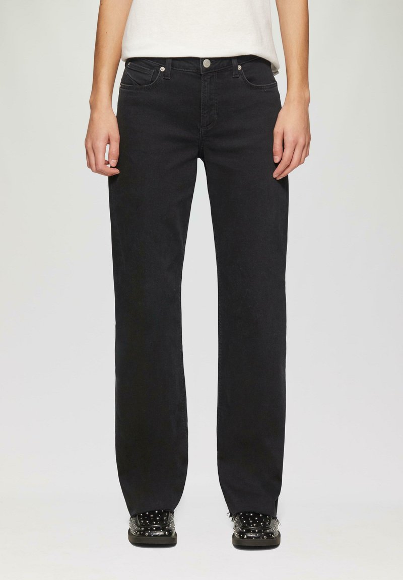 Zwarte rechttoe rechtaan jeans van denim, met een klassieke vijf-pocket ontwerp, subtiele stiksels en zilverkleurige hardware bij de taille.