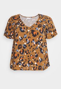 Haut marron à manches courtes avec un col en V et un motif léopard coloré dans des tons de marine, orange et blanc. Texture lisse, coupe décontractée.