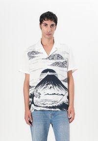 Kortermet skjorte i hvitt stoff med et svart grafisk trykk av Mount Fuji med skyer og bølger, klassisk krage og knappelukking.