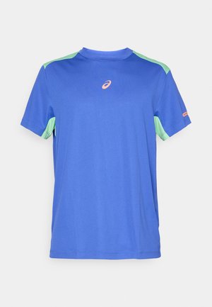 T-shirt de sport bleu à manches courtes avec des empiècements vert clair aux épaules et sous les bras, arborant un petit logo orange au centre de la poitrine.