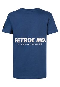 Blauwe katoenen t-shirt met korte mouwen. Heeft witte tekst "PETROL® IND. HE'E HOLUA, HAWAII, VS" gedrukt op de achterkant. Klassiek crew neck ontwerp.