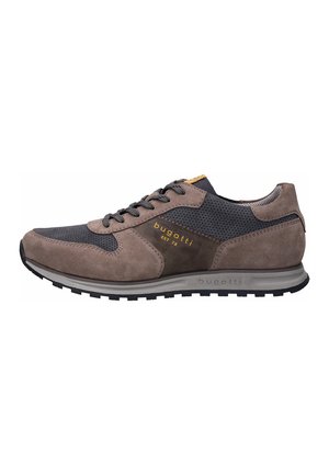 Szare i czarne męskie sneakersy Bugatti z cholewką z zamszu i siateczki, zapinane na sznurówki, z brandowaną podeszwą i detalami po bokach.