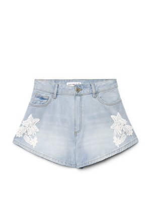 Shorts in denim azzurro chiaro con applicazioni di pizzo floreale bianco su entrambi i lati e chiusura con bottone in vita.