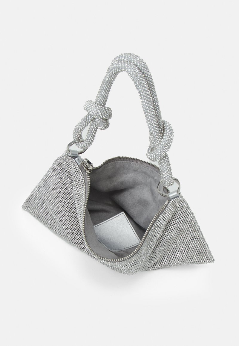 Sac à main en perles argentées de forme triangulaire, doté d'une anse nouée, d'une fermeture éclair et d'une doublure intérieure douce avec une petite poche.