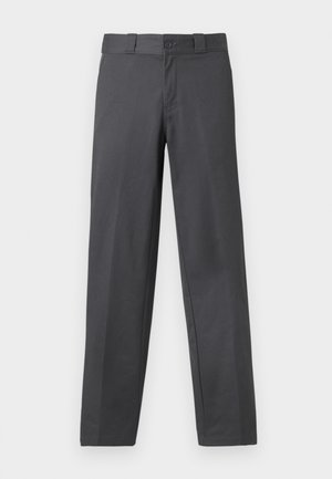 Grijze broek van gladde stof, met een recht gesneden ontwerp, knoopsluiting en lussen voor een riem; minimale naden en geen patronen.