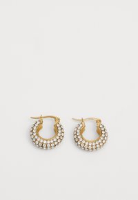 Gullringer i gull prydet med flere klare rhinestones som omkranser forsiden, med en sikker lås.