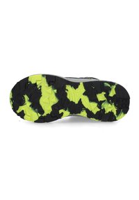 Schwarze und neongelbe Schuhsohle mit einem strukturierten Griffmuster, das aus angularen Formen und unterschiedlichen Traktionsoberflächen besteht, um die Stabilität zu erhöhen.