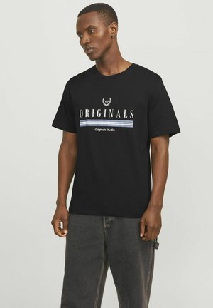Zwarte katoenen t-shirt met de tekst "ORIGINALS" en een blauw streepontwerp. Korte mouwen en een relaxte pasvorm, gecombineerd met donkere jeans.