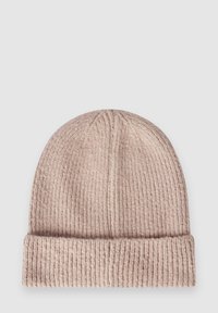 Czapka z ribbowanym splotem w jasnoróżowym kolorze, z podwiniętym mankietem i miękką strukturą. Zaprojektowana dla ciepła i komfortu w chłodniejsze dni.