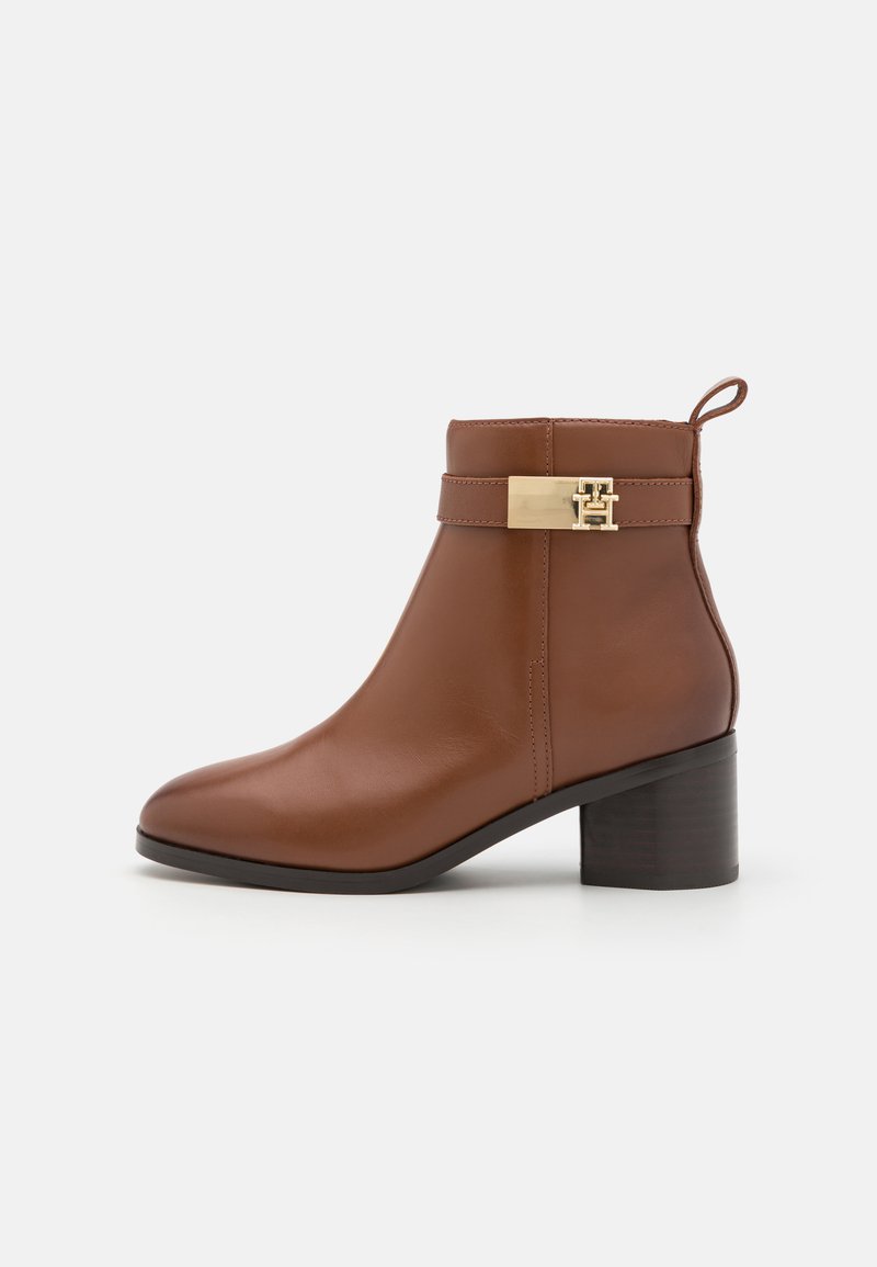 Tommy Hilfiger LOGO MID HEEL BOOTIE - Botines bajos - cognac brown