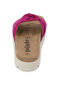 Infradito in tessuto rosa con strap annodato, soletta imbottita beige e suola chunky bianca. Il nome del marchio è visibile sulla soletta.