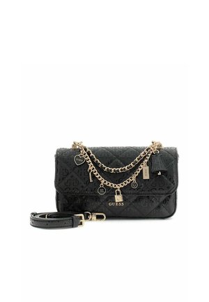 Sac à main matelassé noir Guess avec bandoulières en chaîne dorée, charm cadenas, clé suspendue, étiquette en forme de cœur et bandoulière en cuir amovible.