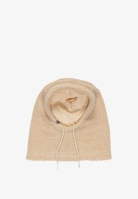 Gorro de forro polar beige con un exterior suave y texturizado, un forro interior liso y un cordón en la base para ajustar.