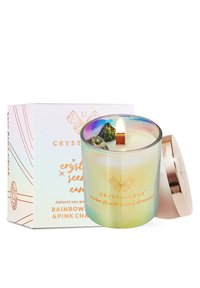 Świeca zapachowa w gradientowym, iryzacyjnym szklanym pojemniku z drewnianym knotem i wtopionym kryształem. Zapakowana w białe pudełko z złotymi akcentami.