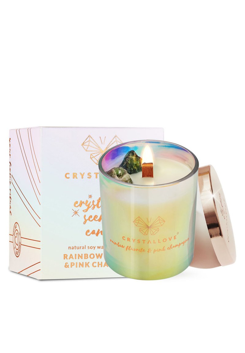 Świeca zapachowa w gradientowym, iryzacyjnym szklanym pojemniku z drewnianym knotem i wtopionym kryształem. Zapakowana w białe pudełko z złotymi akcentami.