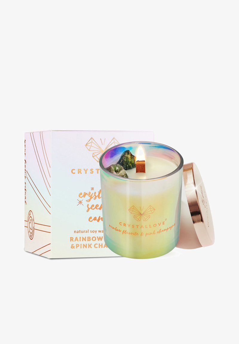 Bougie parfumée dans un contenant en verre dégradé et iridescent avec une mèche en bois et un cristal intégré. Présentée dans une boîte blanche avec des accents dorés.