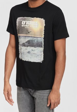 Mustapohjainen puuvillapaita, jossa on suorakulmainen graafinen printti surffiaiheilla ja teksti "O'Neill Surf Gear, Santa Cruz, CA." Lyhyet hihat.
