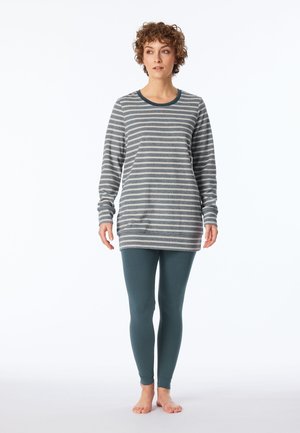 Grå och vit randig långärmad topp med rund halsringning, kombinerad med teal leggings. Mjuk tyg med en avslappnad passform.