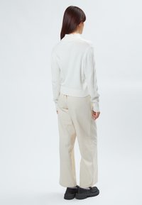 INFLUENCER TURTLENECK CABLE - Strickpullover - white
