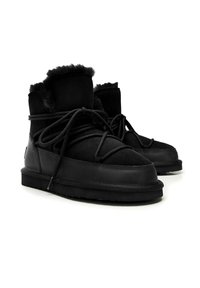 Czarne botki na kostkę wykonane z zamszu i skóry, z miękkim futrzanym wykończeniem na górze, zaokrąglonym noskiem oraz wieloma detalami sznurowania.