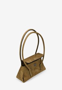 Bolso de ante marrón con asas curvas dobles, cierre de solapa y un detalle decorativo de botón. Presenta una base estructurada y acentos suaves.