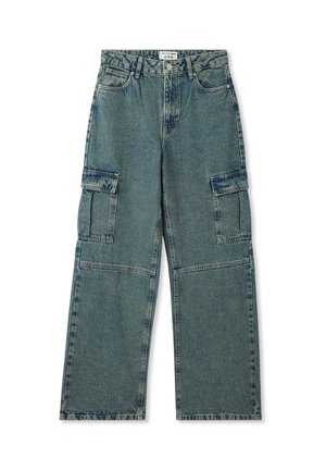 Pantaloni cargo in denim blu chiaro con gamba larga, due grandi tasche laterali e vita alta. Finitura testurizzata e dettagli di cucitura a contrasto.