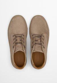 Hellbraune Wildlederschuhe mit abgerundetem Zehenbereich, Schnürdesign und braunen Schnürsenkeln. Glatte Textur und dezente Markenkennzeichnung auf der Zunge und im Inneren.