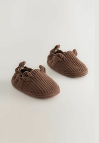 Mjuk bruna tofflor för småbarn med ribbat mönster och små tygöron på toppen, designade för komfort och värme.