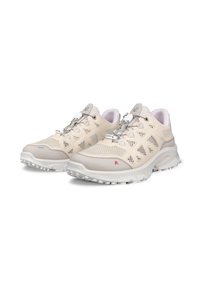Paire de chaussures de sport beiges avec des empiècements en maille, des semelles blanches et des fermetures rapides à lacets sur fond blanc.